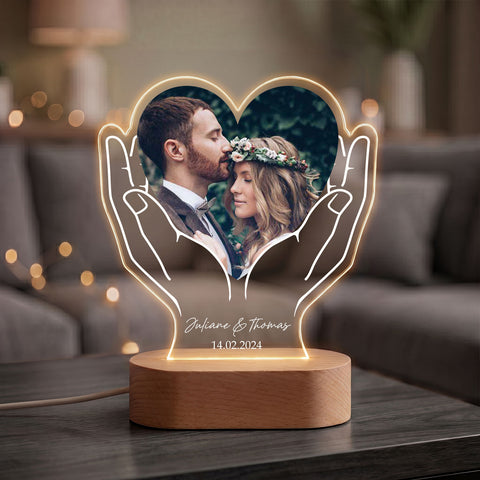 Beleuchtetes LED Acrylglas mit Foto, Namen & Datum - Herz in Händen