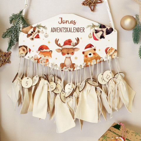 Personalisierter Adventskalender aus Holz mit Druckmotiv & Namen - Waldtiere Mütze