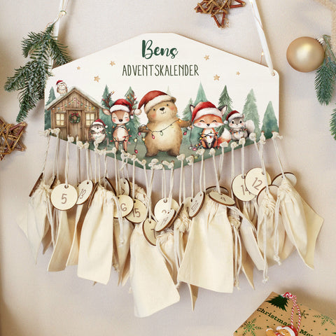 Personalisierter Adventskalender aus Holz mit Druckmotiv & Namen - Winterhütte
