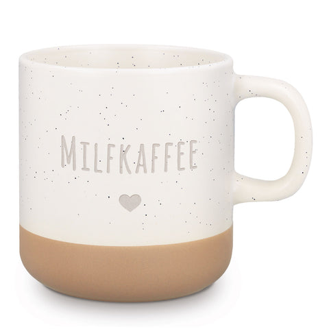 Gravierte Steingut Tasse mit Milfkaffee Schriftzug und Herz - Frontansicht