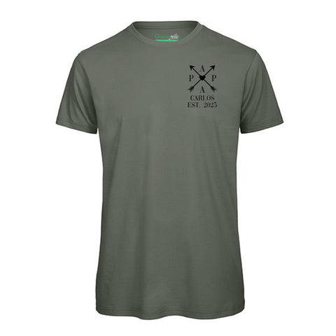 Bedrucktes T-Shirt für Herren - PAPA EST. Kreuzpfeile