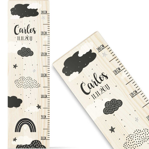 Messlatte mit Namen für Kinder im Wolken Design