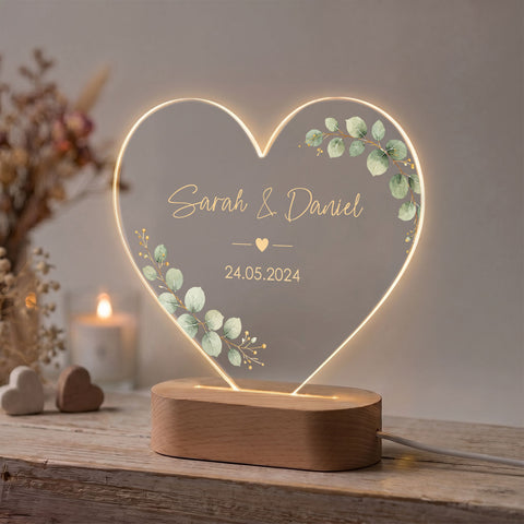 GRAVURZEILE Beleuchtetes Acrylglas - Eukalyptuskreis & Herzmotiv - Personalisiert mit Namen & Datum - Geschenk zur Hochzeit, Jahrestag & Valentinstag - 17 cm, 14,5 cm