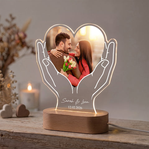 Beleuchtetes LED Acrylglas mit Foto, Namen & Datum - Herz in Händen