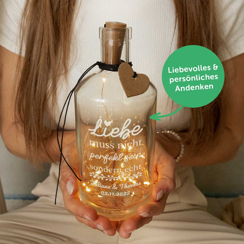 Flaschenlicht mit LED-Lichterkette und Gravur "Liebe muss nicht perfekt sein"