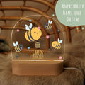 Kinder LED Nachtlicht mit Sockel aus Holz im Biene Design GRAVURZEILE – Bild 2