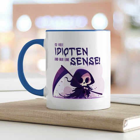 Bedruckte Tasse mit Spruch in lila - So viele Idioten und nur eine Sense