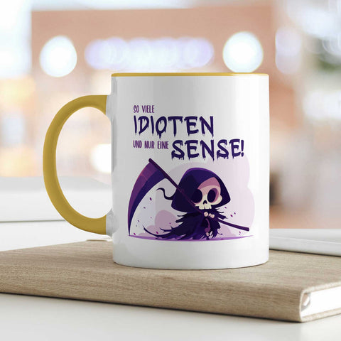 Bedruckte Tasse mit Spruch in lila - So viele Idioten und nur eine Sense