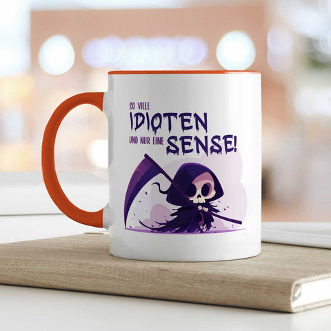 Bedruckte Tasse mit Spruch in lila - So viele Idioten und nur eine Sense