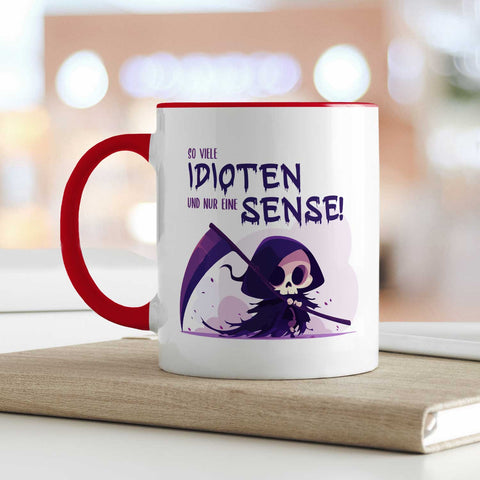 Bedruckte Tasse mit Spruch in lila - So viele Idioten und nur eine Sense
