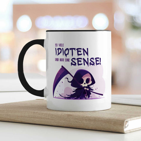 Bedruckte Tasse mit Spruch in lila - So viele Idioten und nur eine Sense