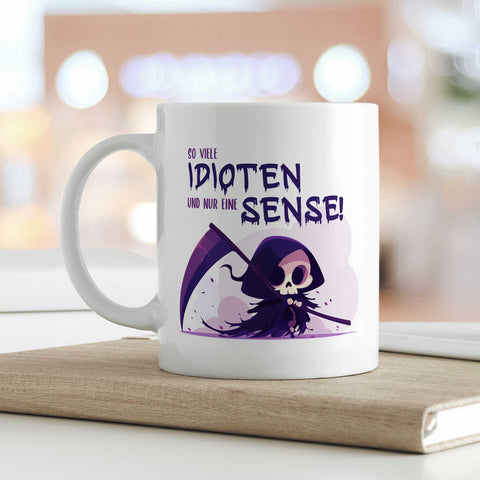 Bedruckte Tasse mit Spruch in lila - So viele Idioten und nur eine Sense