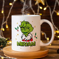 Bedruckte Tasse mit Weihnachtsmotiv - Weiblicher Grinch mit Name