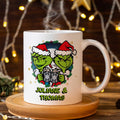 Bedruckte Tasse mit Weihnachtsmotiv - Grinch Paar mit Namen