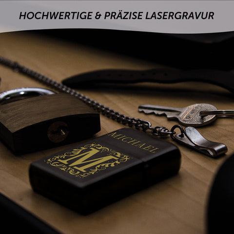 GRAVURZEILE x ZIPPO Personalisiertes Sturmfeuerzeug - Initalen - Windfest und Langlebig - Nachfüllbar