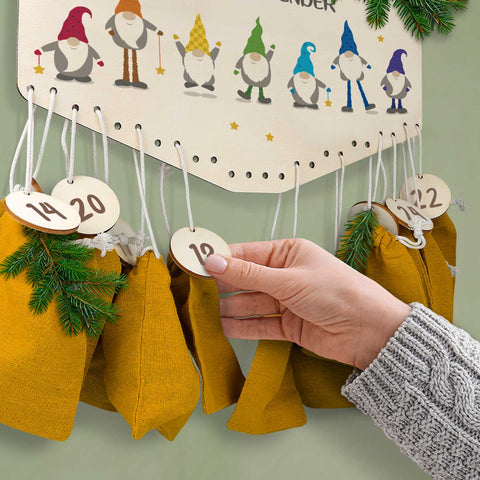 Personalisierter Adventskalender aus Holz mit Druckmotiv & Namen - Wichtel