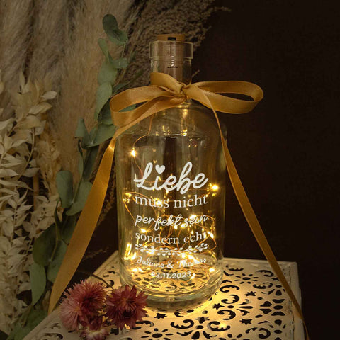 Flaschenlicht mit LED-Lichterkette und Gravur "Liebe muss nicht perfekt sein"