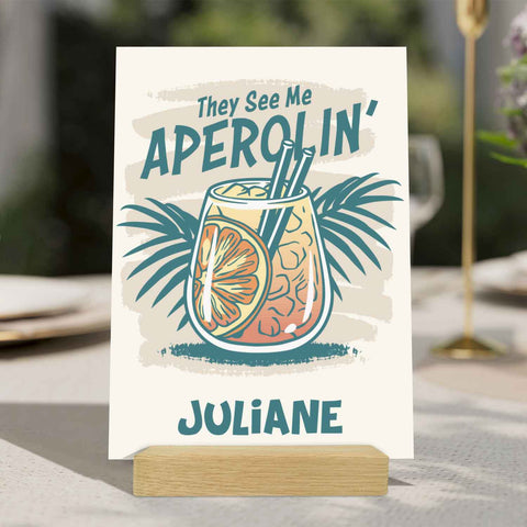 Holzschild mit Aperol Spritz Motiv - They see me Aperolin - Geschenk für Aperol Liebhaber