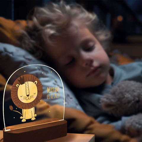 Kinder LED Nachtlicht mit Sockel aus Holz im Löwe Design