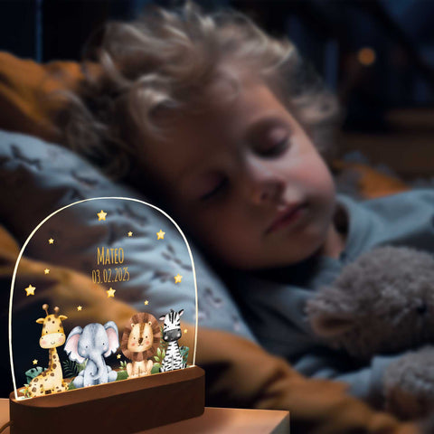Kinder LED Nachtlicht mit Sockel aus Holz im Tiergruppe Design