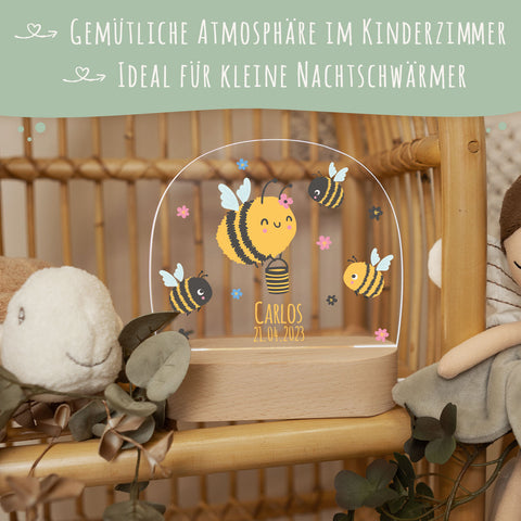 Kinder LED Nachtlicht mit Sockel aus Holz im Biene Design GRAVURZEILE – Bild 3