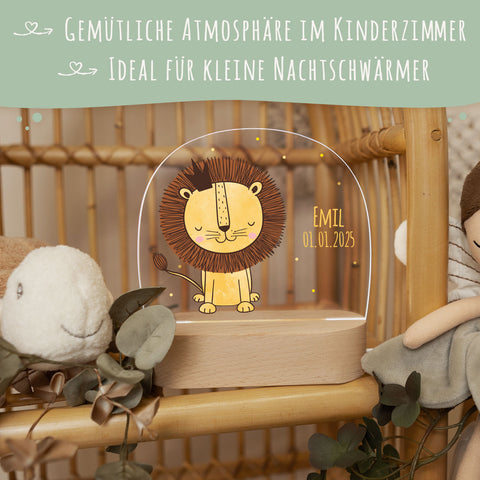 Kinder LED Nachtlicht mit Sockel aus Holz im Löwe Design GRAVURZEILE – Bild 3