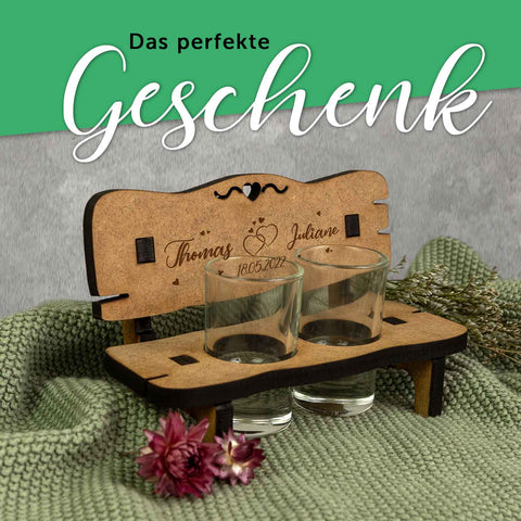 Gravierte Schnapsbank im Herzen Design mit Namen & Datum + 2 Schnapsgläser