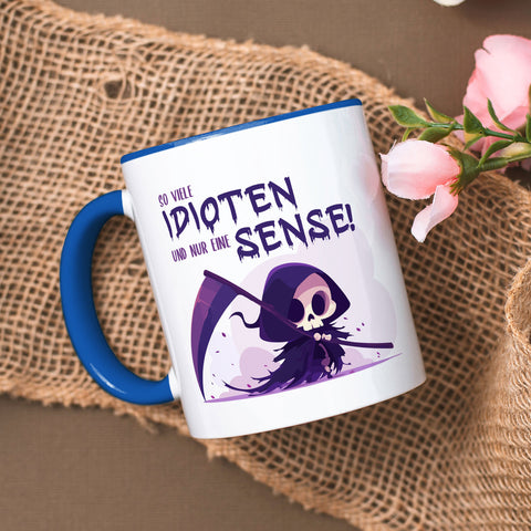 Bedruckte Tasse mit Spruch in lila - So viele Idioten und nur eine Sense