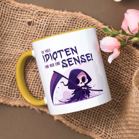 Bedruckte Tasse mit Spruch in lila - So viele Idioten und nur eine Sense
