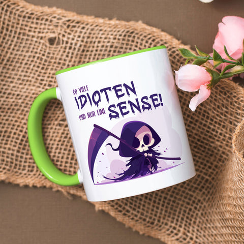 Bedruckte Tasse mit Spruch in lila - So viele Idioten und nur eine Sense