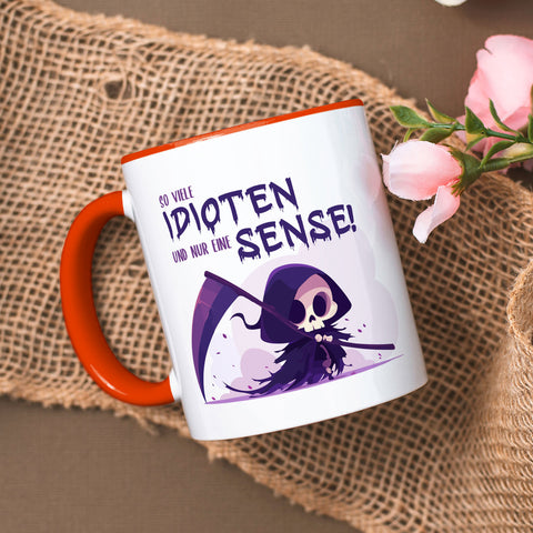 Bedruckte Tasse mit Spruch in lila - So viele Idioten und nur eine Sense