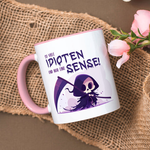 Bedruckte Tasse mit Spruch in lila - So viele Idioten und nur eine Sense
