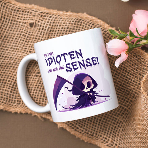 Bedruckte Tasse mit Spruch in lila - So viele Idioten und nur eine Sense