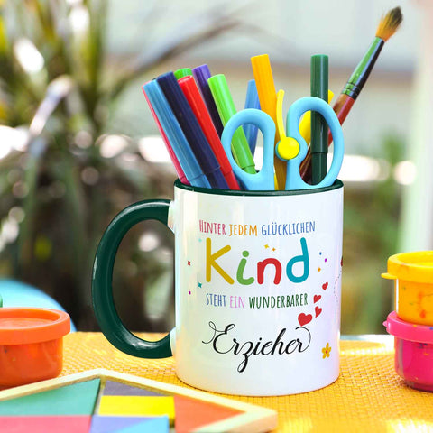 Bedruckte Tasse mit Spruch Hinter jedem glücklichen Kind