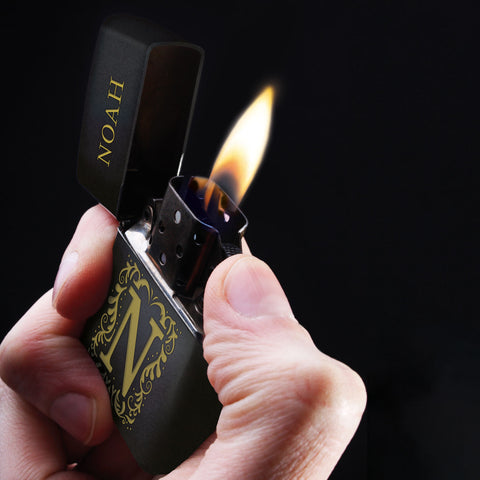 GRAVURZEILE x ZIPPO Personalisiertes Sturmfeuerzeug - Initalen - Windfest und Langlebig - Nachfüllbar