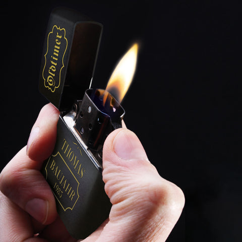 GRAVURZEILE x ZIPPO Personalisiertes Sturmfeuerzeug - Oldtimer - Windfest und Langlebig - Nachfüllbar