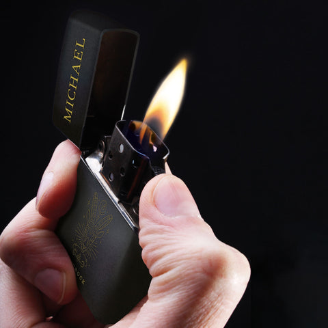 GRAVURZEILE x ZIPPO Personalisiertes Sturmfeuerzeug - Sternzeichen - Windfest und Langlebig - Nachfüllbar