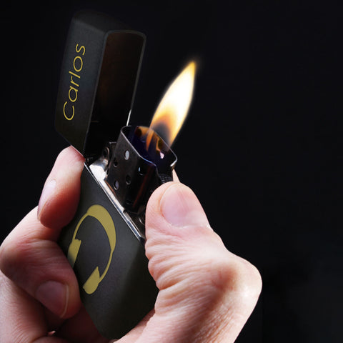 GRAVURZEILE x ZIPPO Personalisiertes Sturmfeuerzeug - Wunschtext & Icon - Windfest und Langlebig - Nachfüllbar