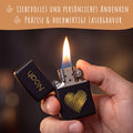 GRAVURZEILE x ZIPPO Personalisiertes Sturmfeuerzeug - Wunschtext & Icon - Windfest und Langlebig - Nachfüllbar