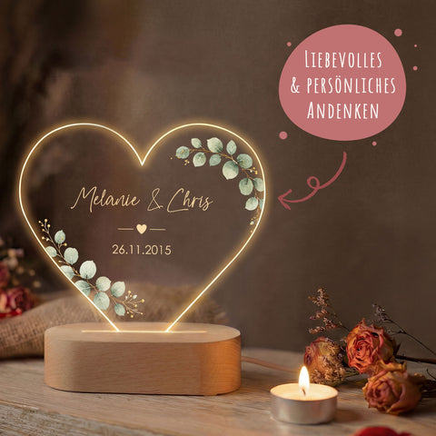 GRAVURZEILE Beleuchtetes Acrylglas - Eukalyptuskreis & Herzmotiv - Personalisiert mit Namen & Datum - Geschenk zur Hochzeit, Jahrestag & Valentinstag - 17 cm, 14,5 cm