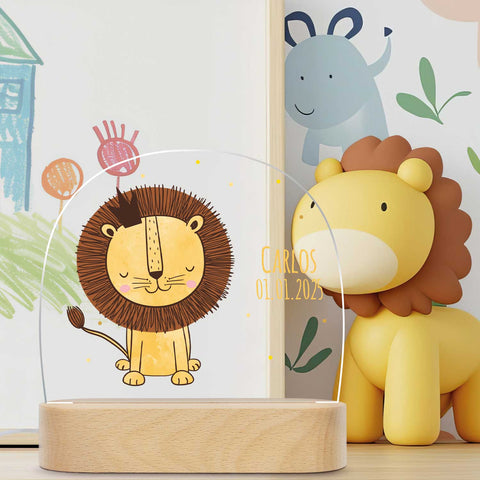 Kinder LED Nachtlicht mit Sockel aus Holz im Löwe Design
