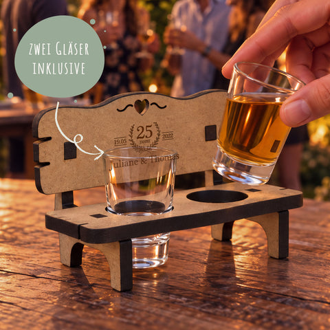 Gravierte Schnapsbank im Hochzeiten Design mit Namen & Datum + 2 Schnaps