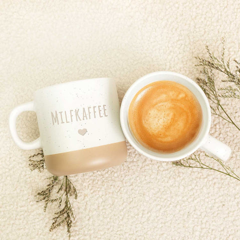 Gravierte Steingut Tasse - Milfkaffee - mit unglasiertem Tassenboden