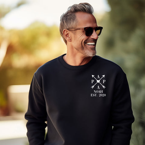 Personalisiertes Sweatshirt für Herren - PAPA EST. Kreuzpfeile