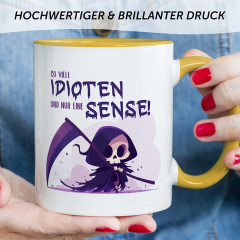 Bedruckte Tasse mit Spruch in lila - So viele Idioten und nur eine Sense
