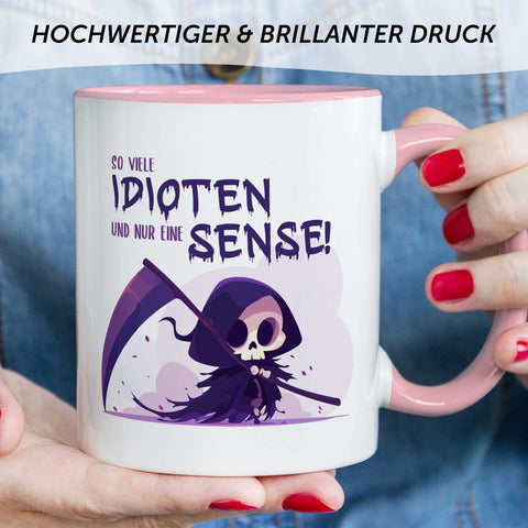 Bedruckte Tasse mit Spruch in lila - So viele Idioten und nur eine Sense