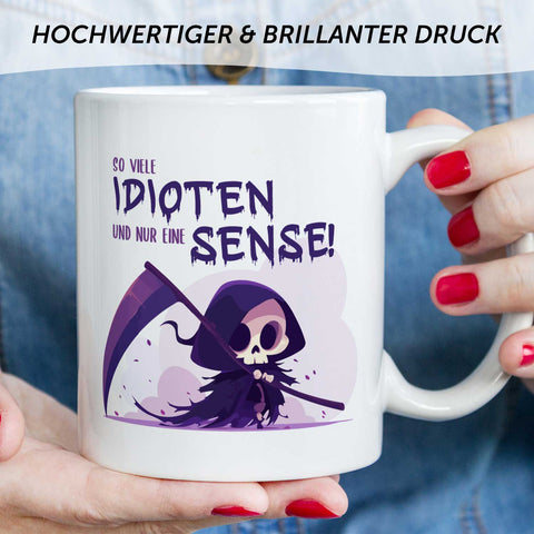 Bedruckte Tasse mit Spruch in lila - So viele Idioten und nur eine Sense
