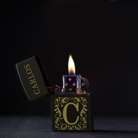 GRAVURZEILE x ZIPPO Personalisiertes Sturmfeuerzeug - Initalen - Windfest und Langlebig - Nachfüllbar