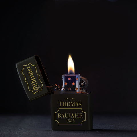 GRAVURZEILE x ZIPPO Personalisiertes Sturmfeuerzeug - Oldtimer - Windfest und Langlebig - Nachfüllbar
