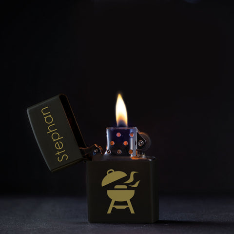 GRAVURZEILE x ZIPPO Personalisiertes Sturmfeuerzeug - Wunschtext & Icon - Windfest und Langlebig - Nachfüllbar